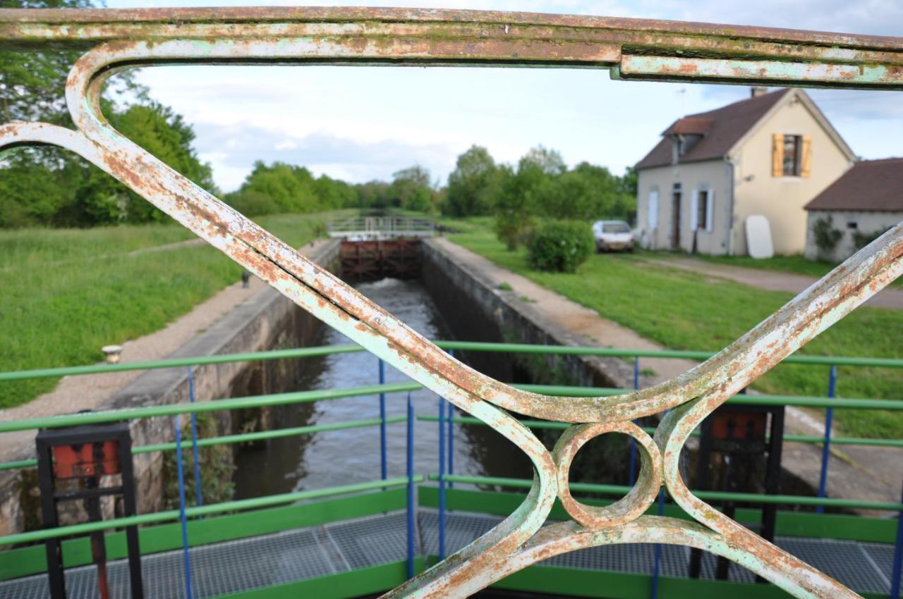 Canal Du Nivernais Gites Le Champ Radis Marigny-sur-Yonne Exterior photo